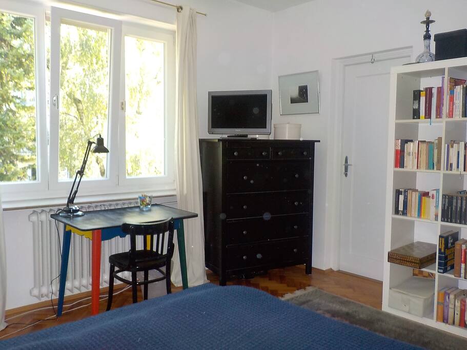 Großes Gästezimmer mit Tür zum Badezimmer, TV