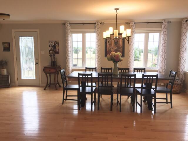 Lavender Manor. Minutes from Beach! gallery image 3