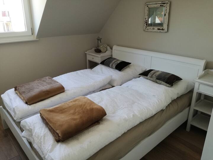 Cama en el dormitorio