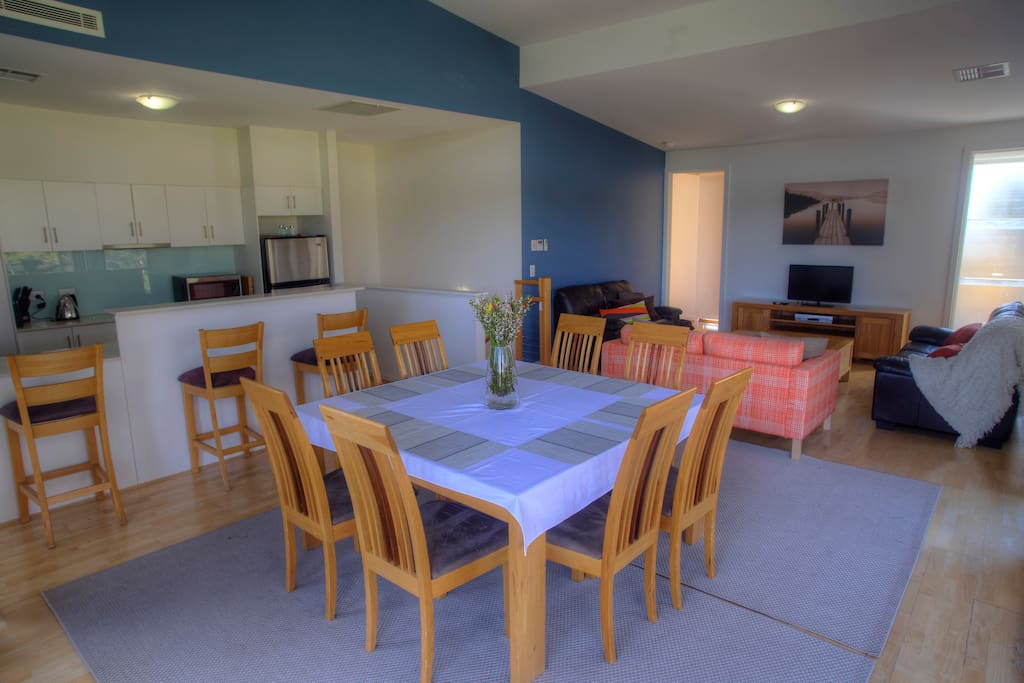 Open plan dining and lounge