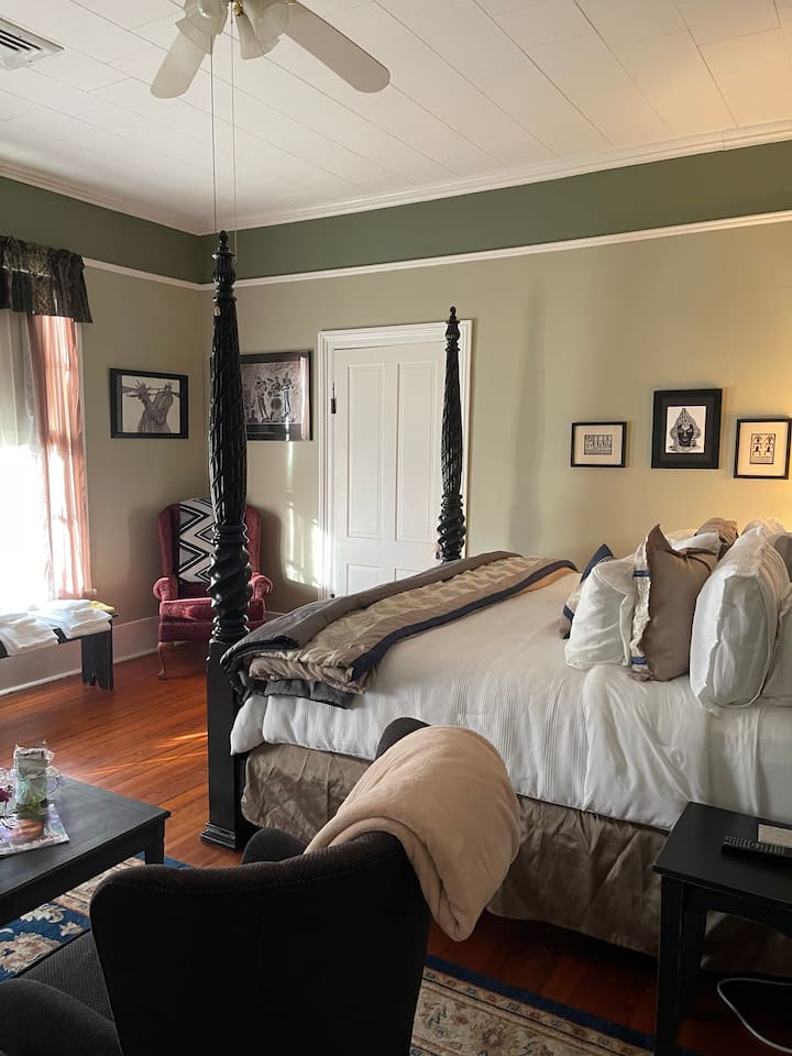 Grand master suite w King bed