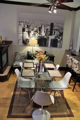 *Modern City Triplex!! *Close to Center gallery image 2