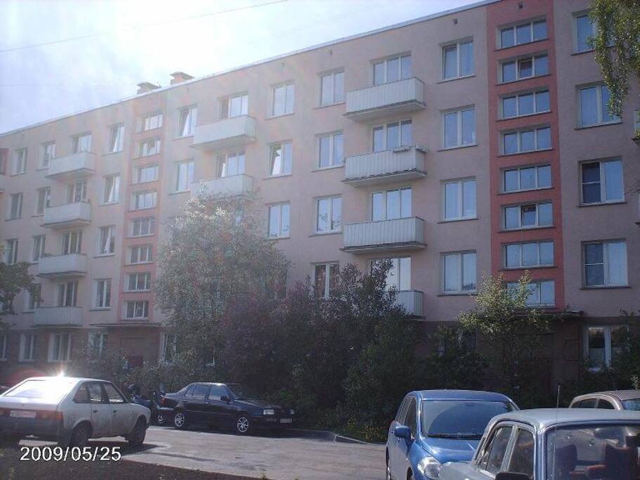 вид дома и парковка для автомобилей