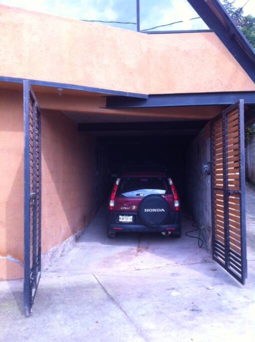 Estacionamiento para un auto.
