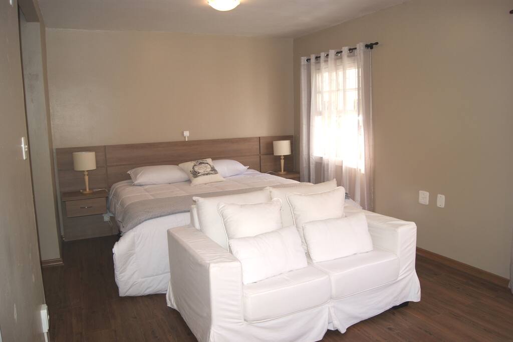 Cama e sofá.