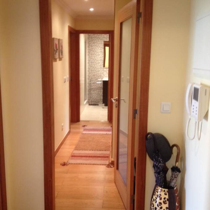 Vista do hall de entrada para banheiro e quartos | View from the hall to the bathroom and bedrooms