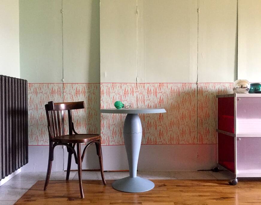 Il soggiorno (tavolino Miss Balù, by Philippe Starck per Kartell)