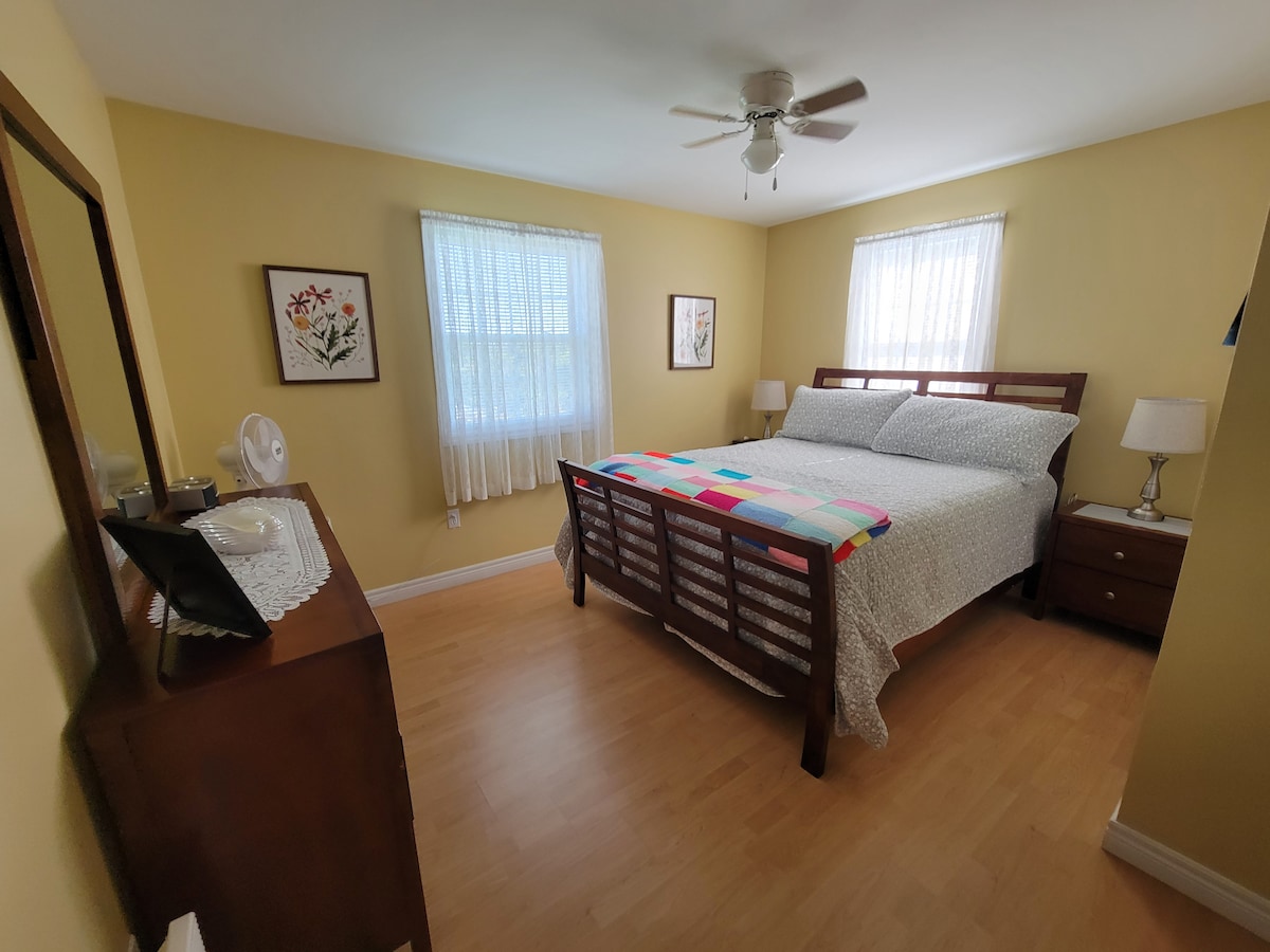 Primárna spálňa s manželskou posteľou Queen.