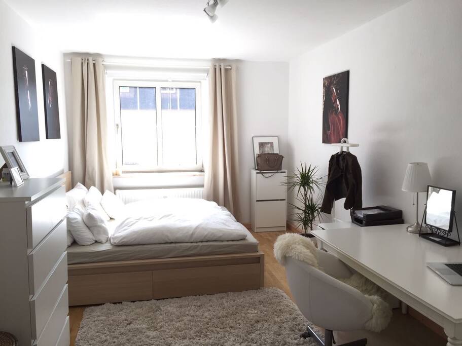 Schlafzimmer 1:
Super schönes, großes, helles Schlafzimmer, mit großem Doppelbett (2mx2m)