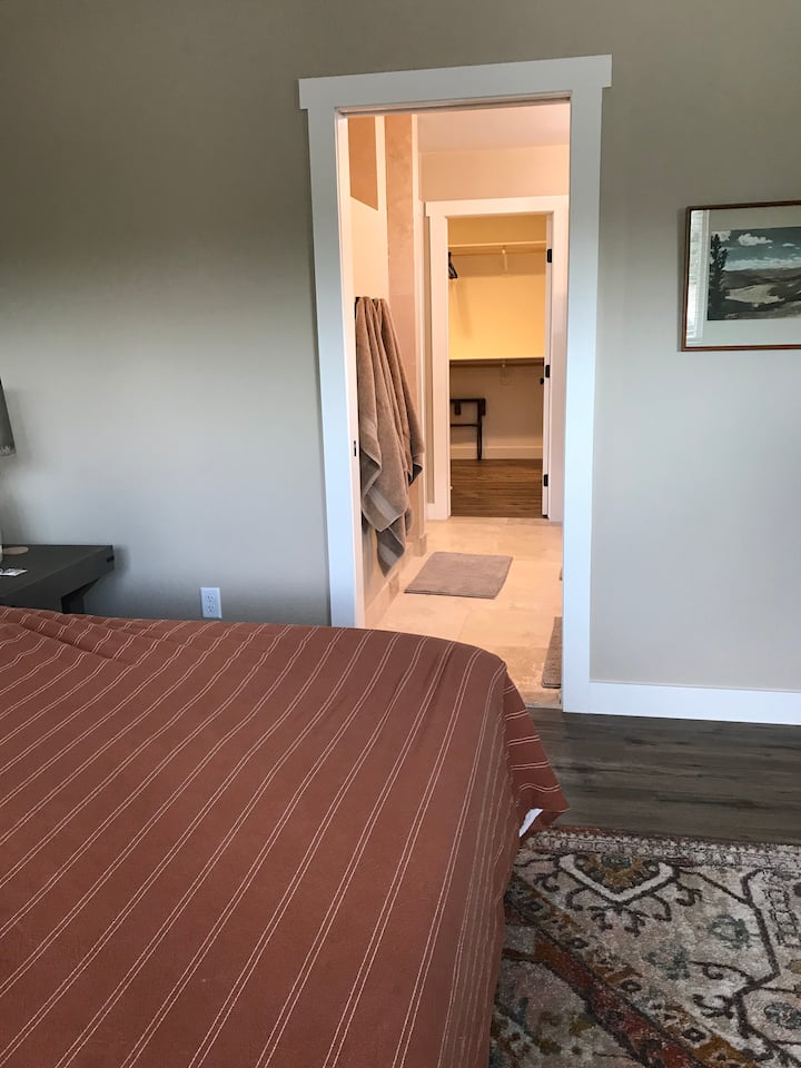 Gran baño principal y vestidor