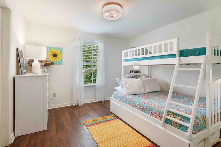 Двуетажна стая. Единично легло над двойно легло с въртележка. Нощувка в тази стая.