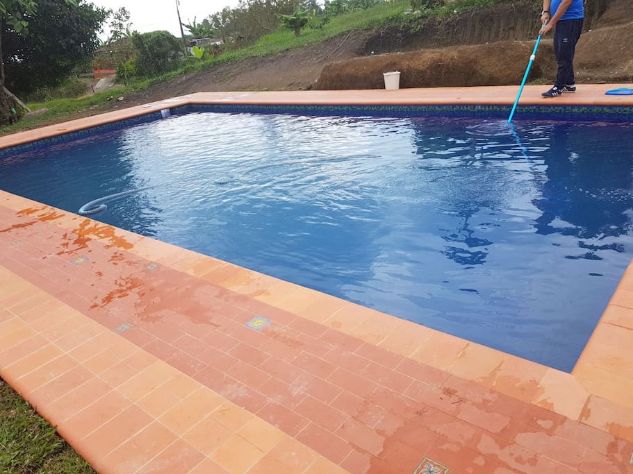piscina y campo de juego