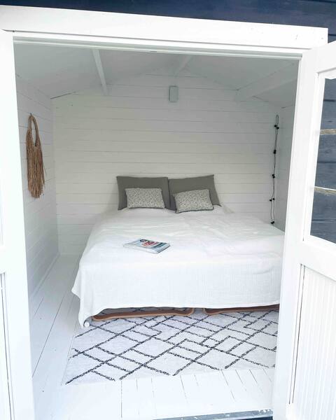 Idyllic child-friendly cottage by the beach.