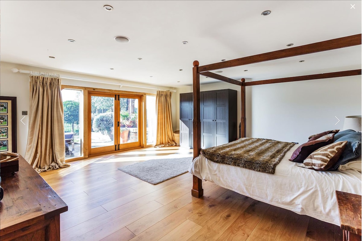 Dhomë gjumi e madhe ndihmëse me hyrje në lumin përballë oborrit