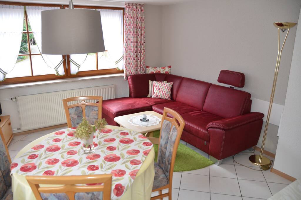 Wohnzimmer
Die offen gestaltete Wohnküche verfügt über eine Essecke sowie eine gemütliche Sitzgruppe mit Fernseher (Sat-TV). In der Küche finden Sie Kühlschrank, 4-Plattenherd, Backofen, Kaffeemaschine, Toaster, Eierkocher, Mikrowelle und Geschirrspülmaschine.