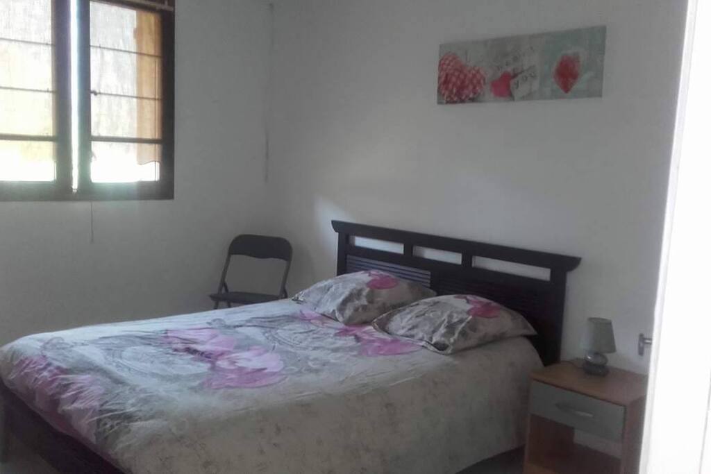 chambre spacieuse avec placard