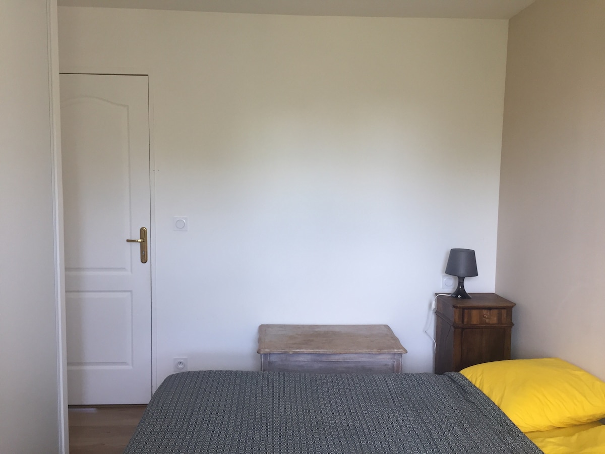 Priestranná spálňa s POSTEĽOU 140 x 190