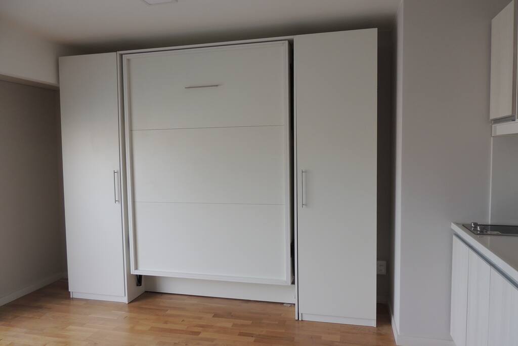 Cama rebatible con amplio espacio en el apartamento