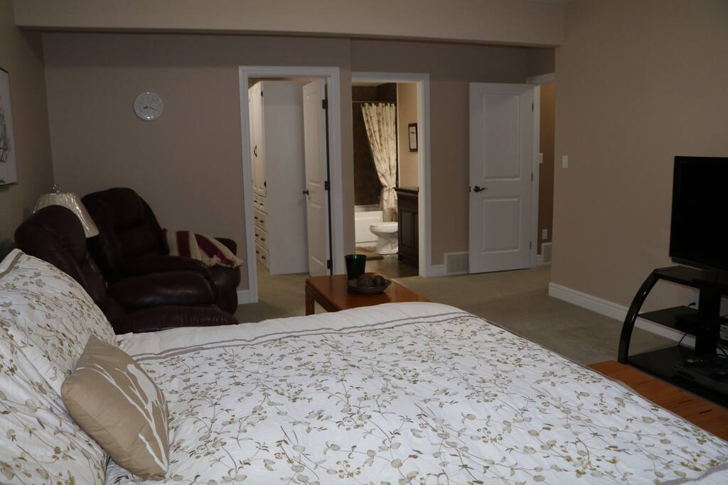 private in-room en-suite & walk-in closet