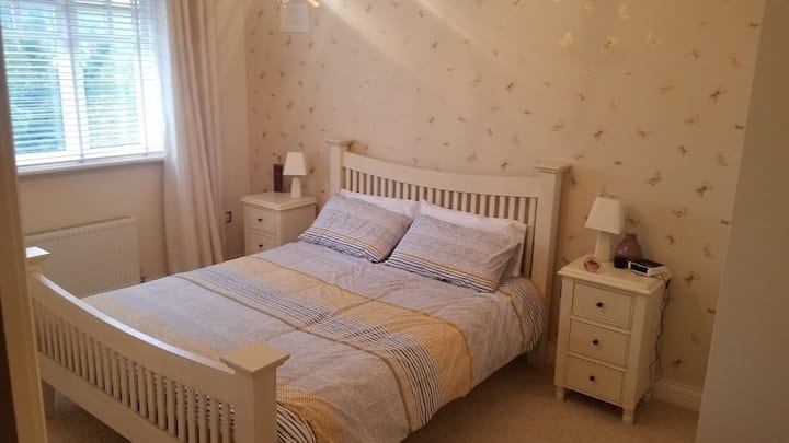 „Апартаментът на Уивър “. На втория етаж
Двойно легло и вградени килери.
Допълнителни възглавници и хвърляне.
Сешоар