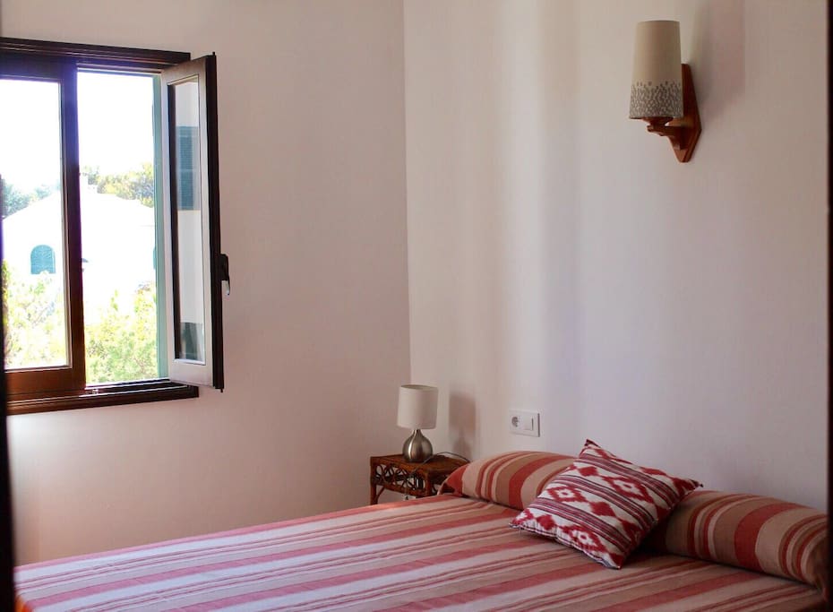 The double room./ La habitación con cama de matrimonio.