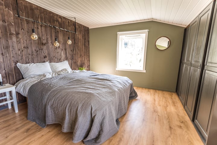 Druhé poschodie, manželská posteľ, spálňa 2