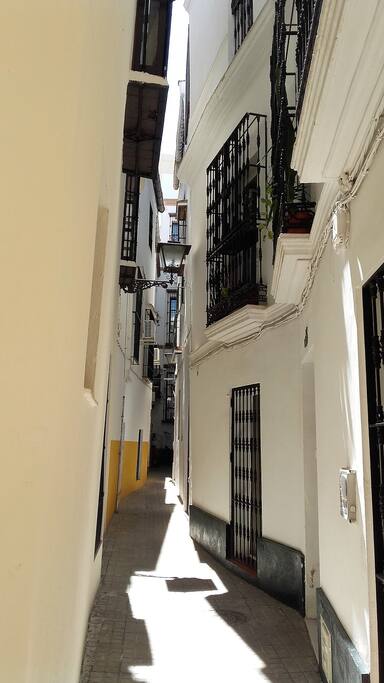 Tranquilo callejón donde está el apartamento