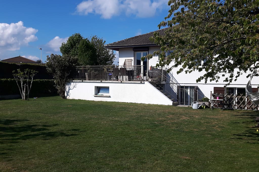 Côté jardin avec 980 m2 de jardin clôturé