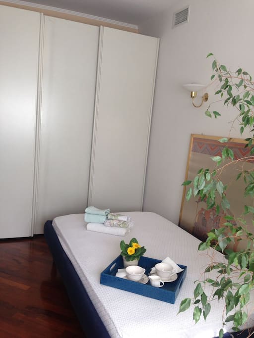 stanza con letto matrimoniale e armadio / bedroom with double bed and wardrobe