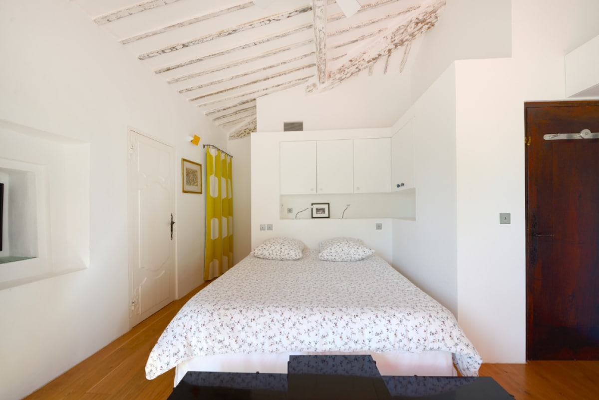 Parental bedroom with luego bathroom, first floor, ceiling fan/ habitación principal 1ª planta, un gran ventilador de techo garantiza noches templadas