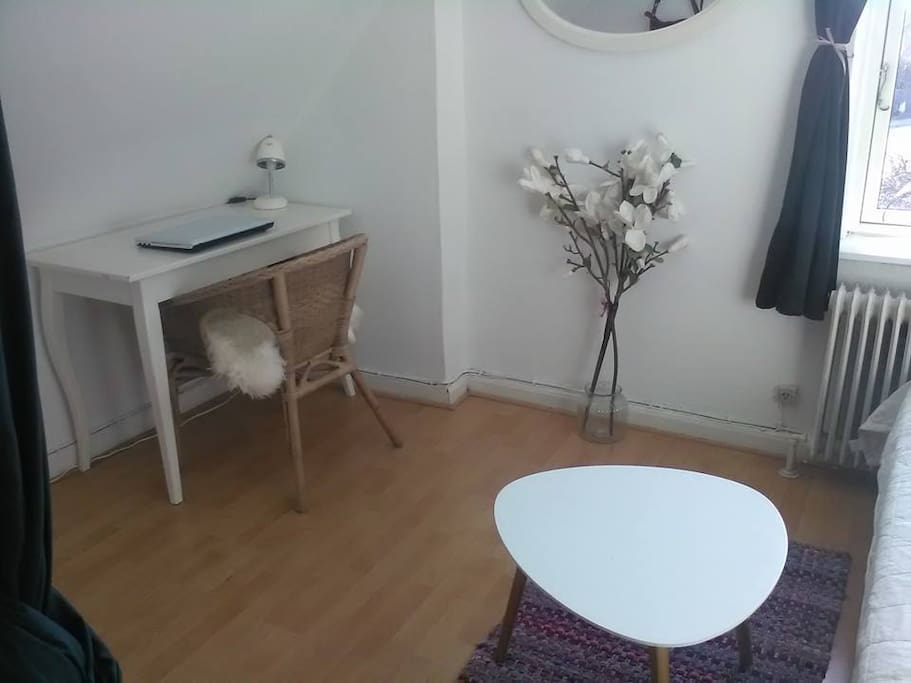 Værelse/ Table for pc etc
