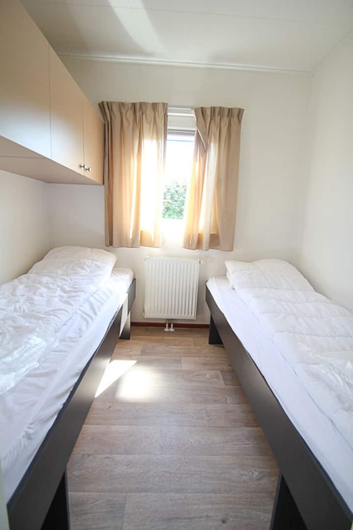 ห้องนอนเล็กกว่าพร้อมเตียงเดี่ยว 2 หลัง