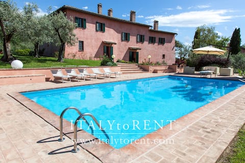 Villa Serra Alta, sleeps up 16. Daily maid service