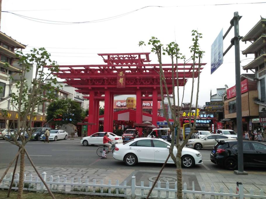 耍都大门外景图