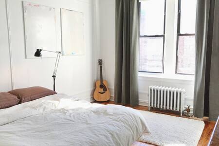 Bright Stylish Room near Express Train to Midtown