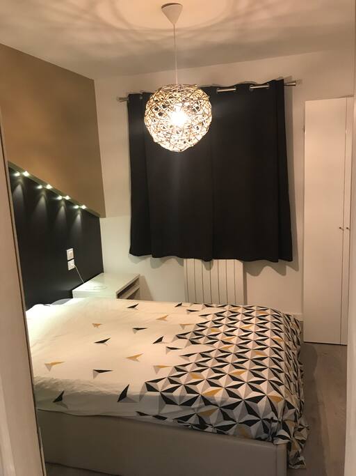 Chambre design, esprit cocooning, équipée d’une armoire avec penderie, lit deux places 140x200. Chargeur usb de chaque côté du lit pour smarphone, ainsi qu’un réveil. Détente assurée!
