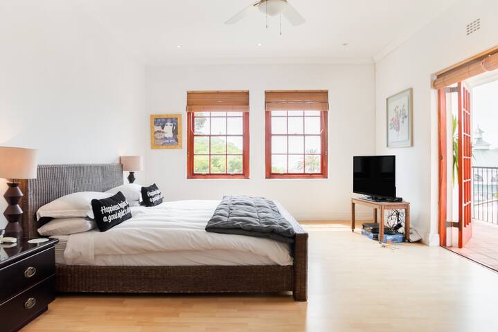 Camps Bay Villa with Mountain Views near the Beach gallery image 3