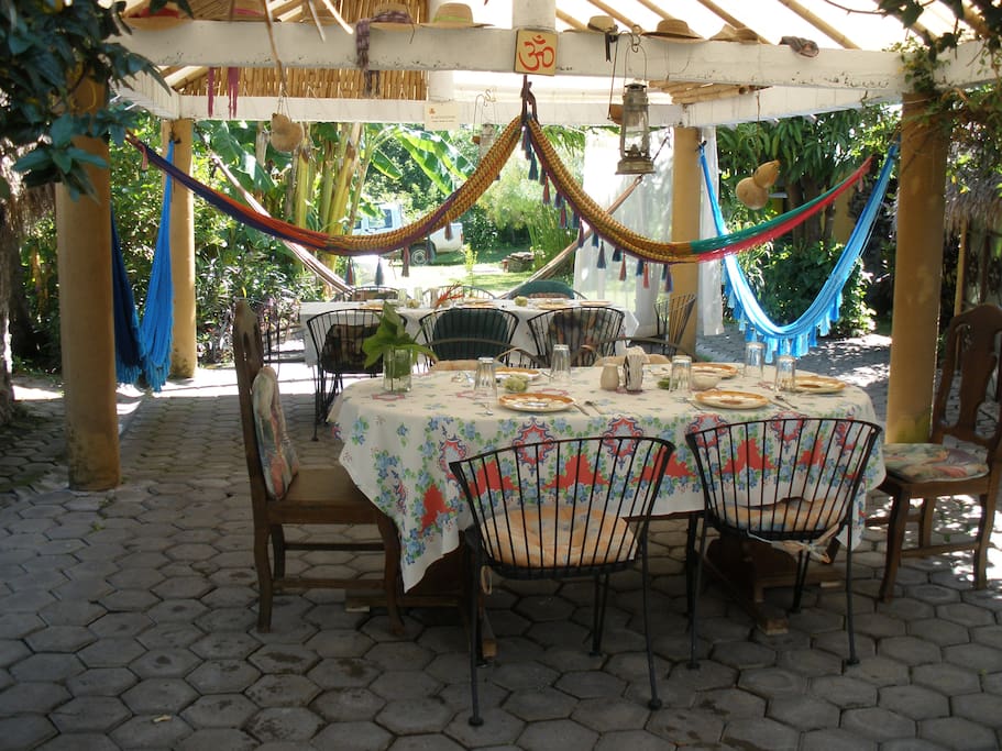 El comedor, lugar de armonia que nos invita a compartir y disfrutar la rica comida vegetariana