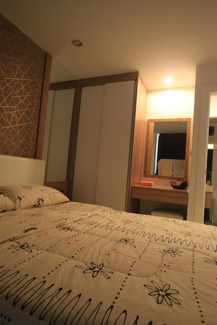 camera da letto con armadietto e toeletta