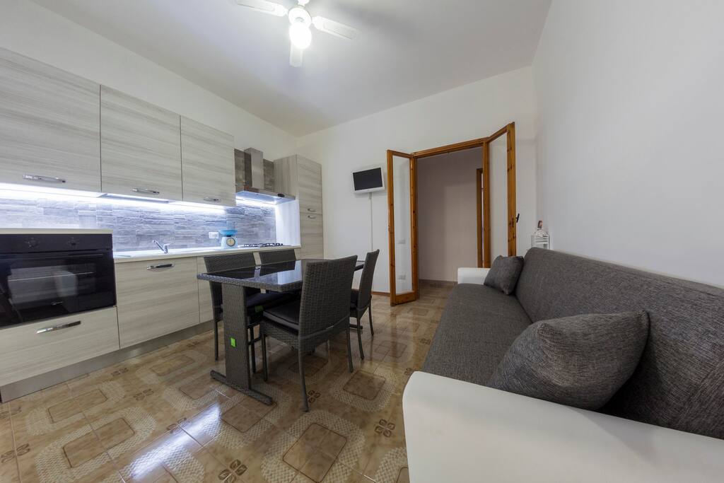 Cucina attrezzata con divano letto da una piazza