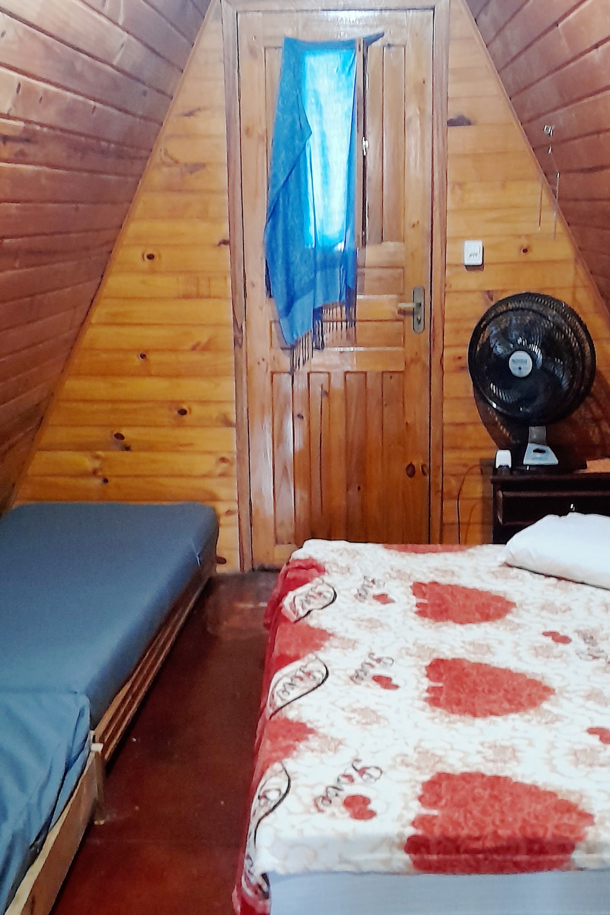 1号卧室、三张单人床和一张双人床、床上用品和毯子