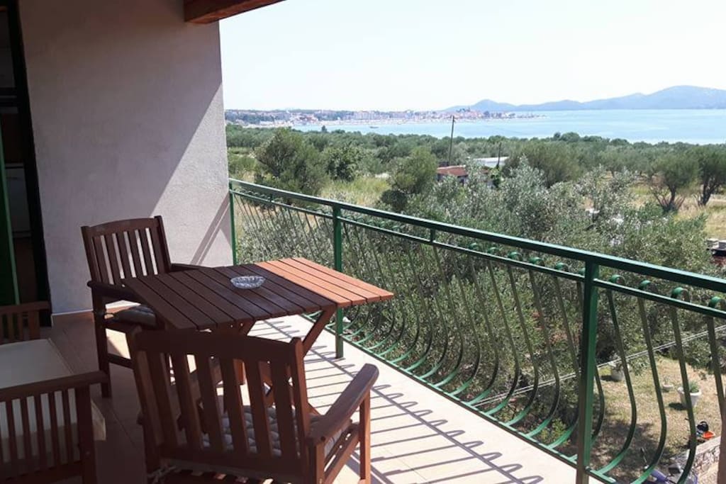 Veliki balkon sa pogledom na more i pogledom na Biograd na Moru