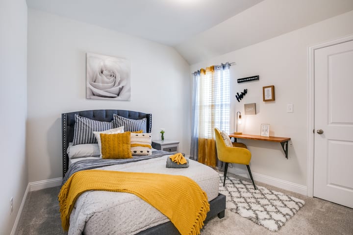 2号客房-全尺寸床、小桌子、私人电视、行李架。 