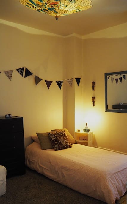 Cosy bedroom, confy bed / Chambre et lit très confo :) / Hab. agradable y cama cómoda.