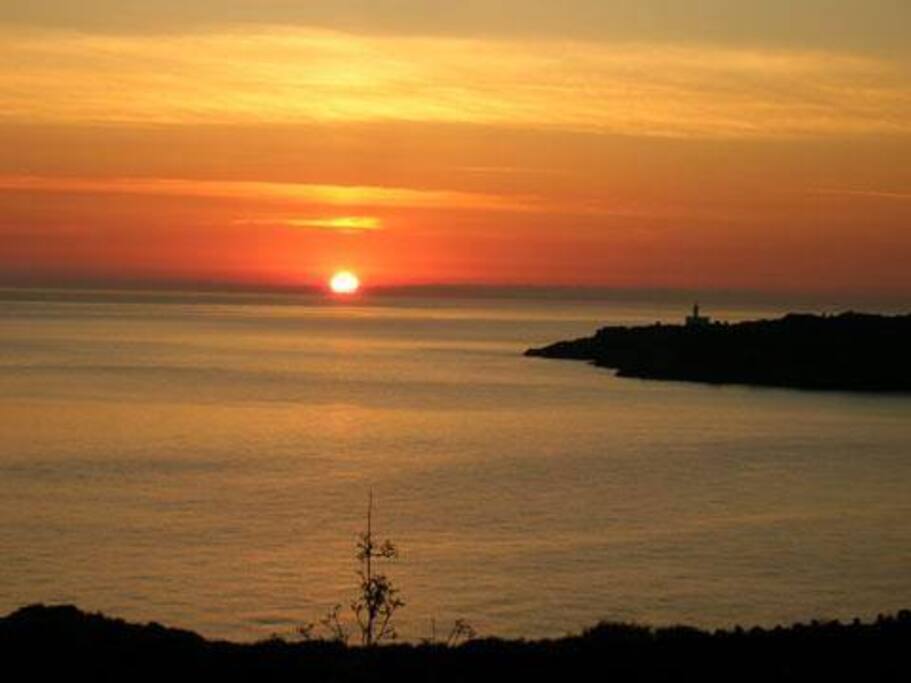 L'appartamento è situato nella parte orientale dell'isola da cui è possibile godersi l'alba.