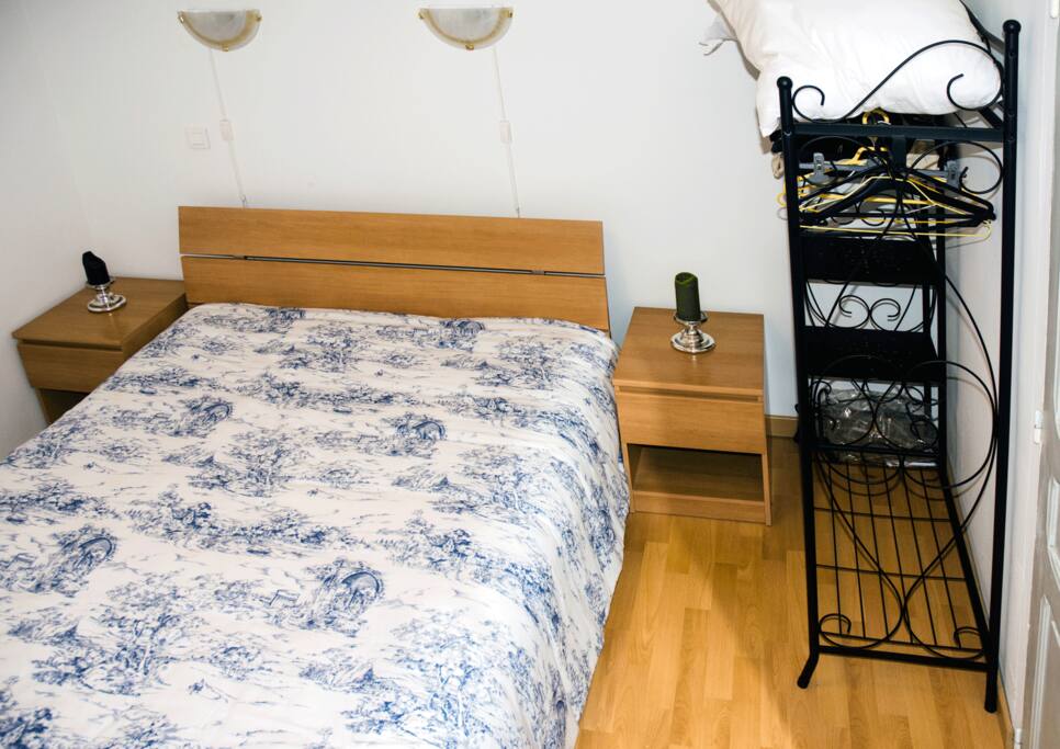 chambre de la maison (lit double) rez-de-jardin