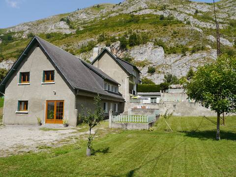 Large group accommodation - Pyrenees (16 people).
