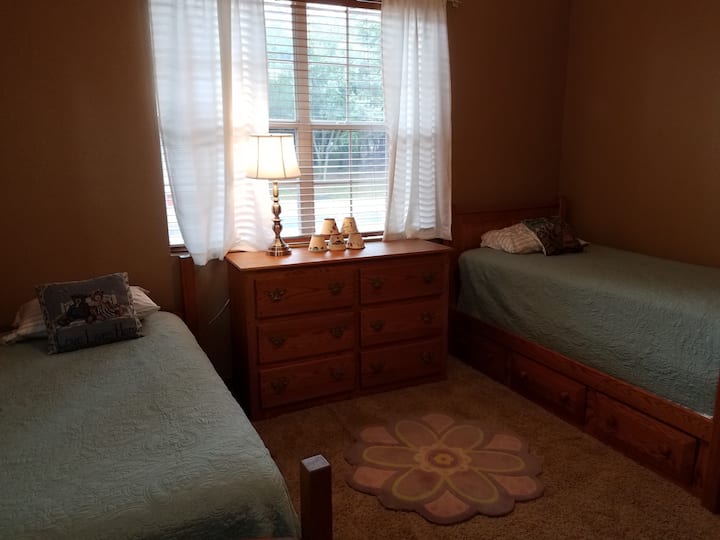 غرفة النوم رقم3 - سريران مفردان