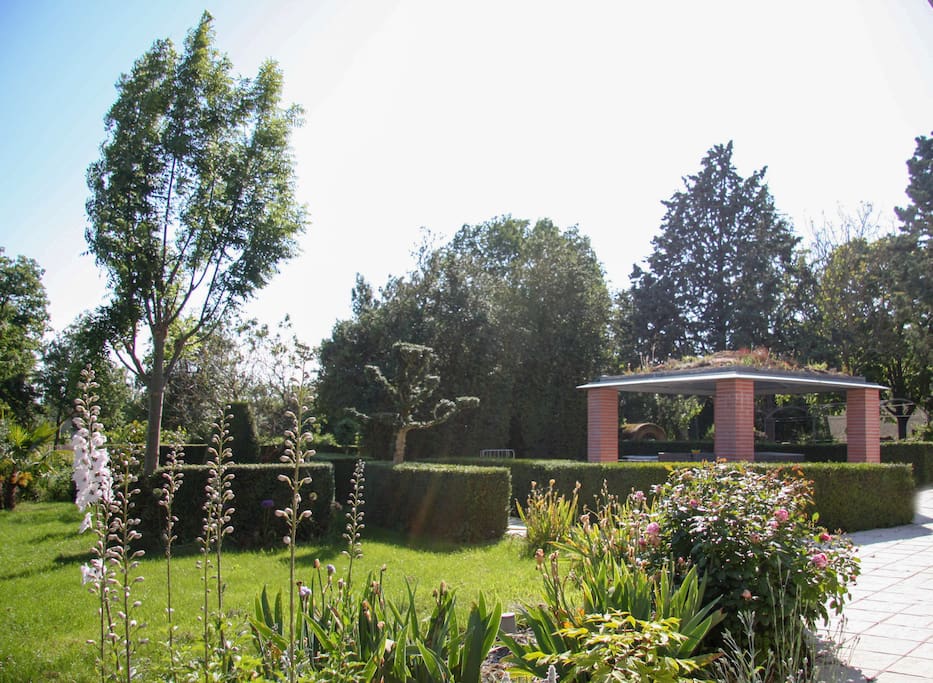 le jardin entouré de buis centenaires accueillant les petits déjeuners en été