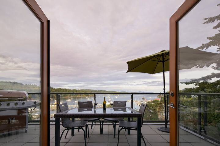 Ocean View Penthouse on Salt Spring Island gallery image 2